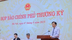政府办公厅主任、政府发言人陈文山主持记者会。（图片来源：VGP）