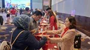 两国旅游企业探讨合作机会。