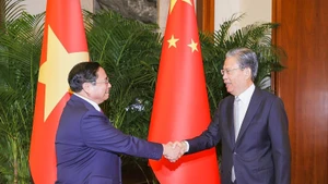 2023年6月27日，越南政府总理范明正在北京人民大会堂会见中共中央政治局常委、中国全国人大常委会委员长赵乐际。（图片来源：国际报）