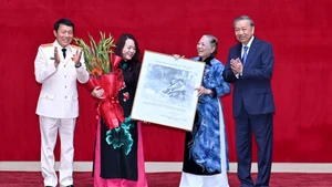 苏林总书记代表党和国家领导人，亲自将抗美救国战争时期“人民武装力量英雄”称号授予裴善悟上将的家属代表。