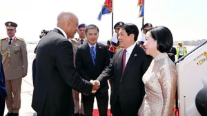埃及教育和技术教育部长穆罕默德·阿卜杜勒·拉蒂夫来到机场迎接梁强和夫人一行。