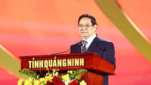 范明正总理发表讲话。