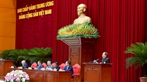 越共中央总书记苏林同知识分子、科学家、艺术家代表合影留念。