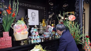 越共中央总书记苏林在河内行横街48号遗址上香缅怀胡志明主席。（图片来源：越通社）