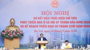 政府总理范明正主持召开全国保障性住房发展视频会议。（图片来源：VGP）