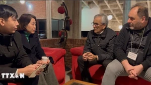 越南驻阿根廷大使兼驻乌拉圭大使吴明月与乌拉圭共产党总书记、劳动与社会保障部长胡安·卡斯蒂略举行工作会谈。（图片来源：越通社）