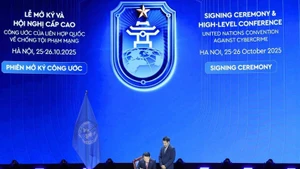 越共中央政治局委员、公安部部长梁三光签署《联合国打击网络犯罪公约》。（图片来源：越通社）