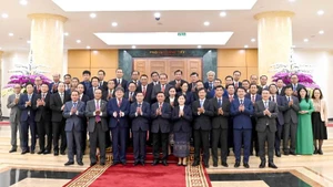 越共中央政治局委员、中央书记处常务书记陈锦秀与老挝人民革命党高级干部代表团成员合影。（图片来源：越通社）