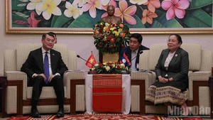 越共中央政治局委员、中央书记处书记、中央组织部部长黎明兴与老挝人民革命党中央政治局委员、中央书记处书记、中央组织部部长西赛•乐迪蒙颂举行工作会谈。（维全 摄）