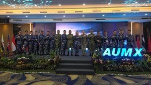 越南代表团与印尼和美国代表合影。（图片来源：越通社）