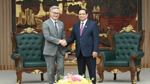 越南政府总理范明正会见老挝外交部长通沙万·丰威汉。（陈海 摄）