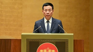 越南科学与技术部部长阮孟雄在会上作出《人工智能法》草案的说明、吸收与修订报告。（维灵 摄）