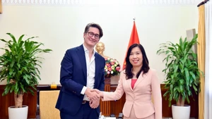 越南外交部副部长黎氏秋姮会见彭博社亚太区高级执行总编约翰·弗拉赫。（图片来源：外交部）