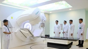 医生正在测试用于癌症治疗的直线加速器放射治疗系统的运行情况。(图片来源：越通社）