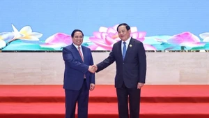 越南政府总理范明正与老挝政府总理宋赛·西潘敦。（图片来源：VGP）