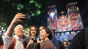 许多外国游客对充满活力、开放、包容的河内留下深刻印象。（图片来源：越通社）