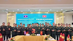 双方签署会谈纪要。（图片来源：越通社）