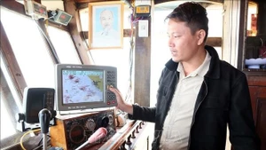 每艘出港渔船均须更新信息，并确保船舶远程监控系统（VMS）正常运行。（图片来源：越通社）