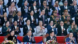 苏林总书记和夫人出席老挝国庆50周年庆典。（图片来源：越通社）