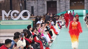 “Hello Cosmo From Vietnam”第二季时尚秀正式拉开2025 环宇小姐大赛之旅的序幕。（图片来源：越通社）