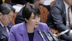 日本首相高市早苗于2025年12月16日在首都东京举行的日本众院预算委员会会议上致辞。（图片来源：共同社/越通社）