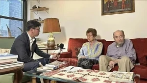 2023年1月，科拉·魏斯女士和彼得·魏斯先生接受越南记者的采访。（图片来源：越通社）