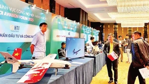 各家企业在河内市举行的2025年航空产业国际研讨会上展示新产品和技术。