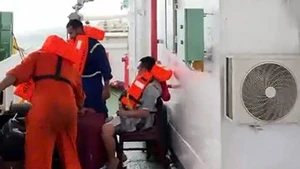 及时救助在马来西亚海域遇险的越南船员。（图片来源：海上搜救协调中心）