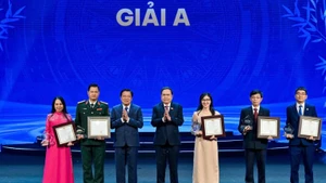 国会主席陈青敏与中央内政部部长潘廷镯向5项A等奖获奖者颁发奖状。（水原 摄）