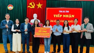 工作代表团向河静省困境家庭赠送慰问品。