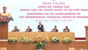 政府总理范明正主持召开越南国际金融中心成立发布会。（陈海 摄）