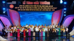 各位代表与获奖作者、集体和个人合影留念。（玲宝 摄）