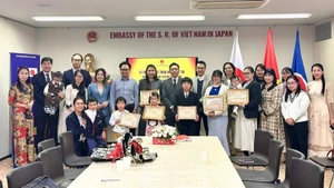 以胡伯伯与儿童为主题的讲故事、绘画、唱歌和诗歌朗诵比赛颁奖仪式在日本举行。