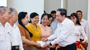 国会主席陈青敏向芹苴市平水坊优抚家庭赠送春节慰问品。（图片来源：越通社）