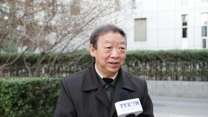 中国云南省社会科学院南亚—东南亚研究所名誉所长朱振明教授接受越通社驻北京记者的采访。（图片来源：越通社）