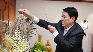 国家主席梁强向已故总书记阮富仲进香。（图片来源：越通社）