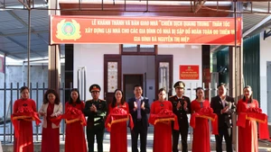 1月10日上午，顺化市人民委员会举行“光忠战役”房屋竣工和交付仪式。（图片来源：越通社）