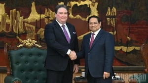 范明正总理会见前来辞行拜会的美国驻越南大使马克·纳珀。（陈海 摄）