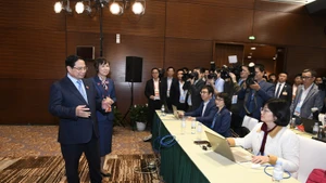 范明正总理看望慰问奋战在一线的新闻工作者。