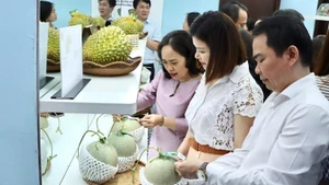 展览上展出的所有水果产品都带有二维码，用于追溯产地。（图片来源：越通社）