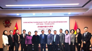 出席活动的双方代表合影。（图片来源：越通社）