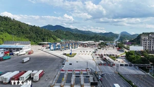 中国友谊关口岸春节临近加速通关。（图片来源：越通社）