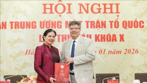 越南祖国阵线中央委员会委员、越韩企业家与投资协会主席、越韩专家与知识分子协会创始主席陈海玲（右）。（图片来源：越通社）