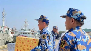 官兵们将年货装船。（图片来源：越通社）