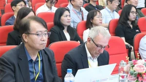 参加研讨会的各位代表。（图片来源：越通社）