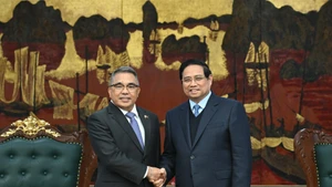 范明正总理与菲律宾驻越南大使梅纳尔多·洛斯·巴诺斯·蒙特阿莱格雷握手合影。