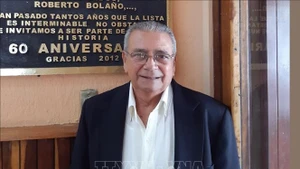 古巴战地记者路易斯·曼努埃尔·阿尔塞·伊萨克。（图片来源：越通社）