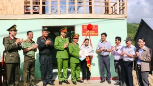 “光忠行动”中首套住房落成并移交仪式在山西乡辉芒村一户家庭举行。（ 图片来源：越通社）