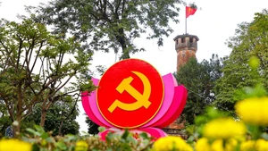 河内市各条大街上挂满迎接越共十四大横幅标语。（图片来源：越通社）