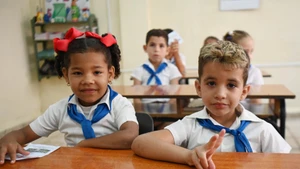 古巴“塔拉拉烈士”小学的学生。（图片来源：越通社）